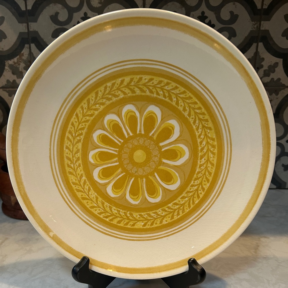 RARE-Royal China Cavalier CASABLANCA Dinner Plate 10" YELLOW Ironstone USA Daisy